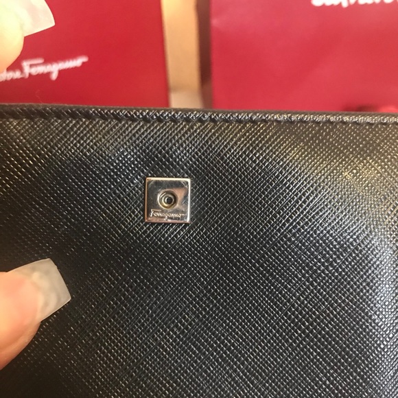 💯% Auth. Salvtore Ferragamo Black Leather Wallet - Picture 9 of 15